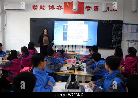 Gli alunni cinesi utilizzano Tablet PC come strumenti di apprendimento durante una lezione presso una scuola media nella Città di Zhengzhou, centrale cinese della provincia di Henan, 16 novembre 2017 Foto Stock