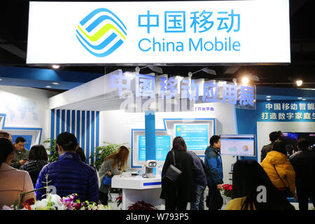 --FILE -- la gente visita lo stand della China Mobile durante una mostra a Shanghai in Cina, 18 novembre 2017. US-basato Qualcomm Inc., telecommun cinese Foto Stock