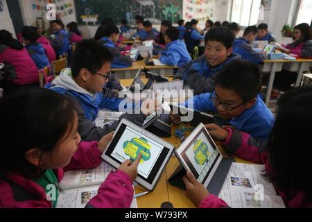 Gli alunni cinesi utilizzano Tablet PC come strumenti di apprendimento durante una lezione presso una scuola media nella Città di Zhengzhou, centrale cinese della provincia di Henan, 16 novembre 2017 Foto Stock