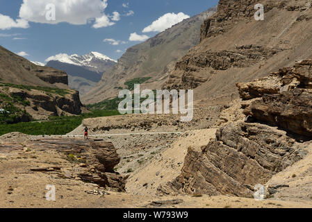 Vista sulla remota valle Shakhdara nel Pamir mountain, in Tagikistan, in Asia centrale. Foto Stock