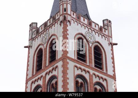 Il campanile e la torre dell orologio dettagli di un evangelica chiesa gotica (Bacharach, Germania, Europa) Foto Stock