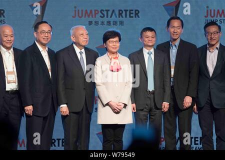 Hong Kong Chief Executive di Lam Cheng Yuet-ngor, centro e Ma Jack o Ma Yun, terza a destra, presidente cinese di e-commerce gigante gruppo Alibaba, partecipare Foto Stock