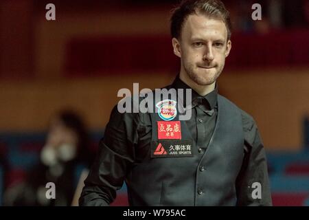 Judd Trump di Inghilterra reagisce come egli ritiene che un colpo a Ben Woollaston di Inghilterra nella loro seconda partita durante il 2017 Shanghai Masters snooker Foto Stock