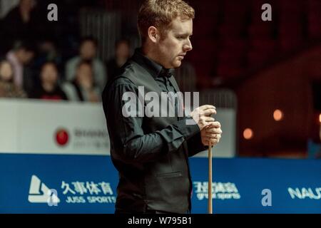 Ben Woollaston di Inghilterra chalks spunto come egli ritiene che un colpo a Judd Trump di Inghilterra nella loro seconda partita durante il 2017 Masters di Shanghai Foto Stock