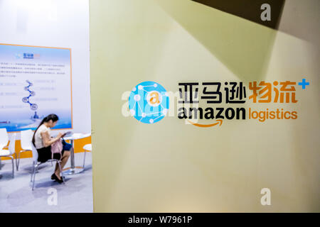 --FILE--un visitatore cinese è visto presso lo stand di Logistica di Amazon americano di e-commerce Amazon gigante durante un e-commerce Expo a Shanghai in Cina, 2 Foto Stock