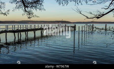 Passerella a lago Plauer See idillico paesaggio Foto Stock