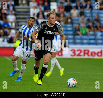 Huddersfield, Regno Unito. 5 agosto 2019. 5 agosto 2019, John Smith's Stadium, Huddersfield, nello Yorkshire, Inghilterra; EFL Campionato di calcio. L Huddersfield Town contro il Derby County; Matthew Clarke del Derby County passa la palla in avanti - rigorosamente solo uso editoriale. Nessun uso non autorizzato di audio, video, dati, calendari, club/campionato loghi o 'live' servizi. Online in corrispondenza uso limitato a 120 immagini, nessun video emulazione. Nessun uso in scommesse, giochi o un singolo giocatore/club/league pubblicazioni Credit: Azione Plus immagini di sport/Alamy Live News Foto Stock