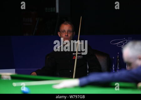 Martin Gould di Inghilterra orologi John Higgins della Scozia a giocare nel loro quarterfinal match durante il 2017 Shanghai Masters snooker nel torneo di Sh Foto Stock