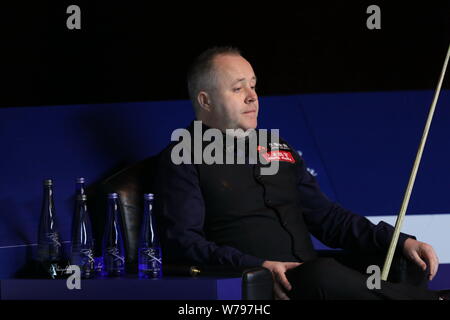 John Higgins della Scozia orologi Martin Gould di Inghilterra giocando nel loro quarterfinal match durante il 2017 Shanghai Masters snooker nel torneo di Sh Foto Stock