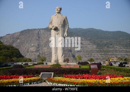 Vista di una statua del compianto Presidente Mao Zedong a Huangshi miniera nazionale parco nella città di Huangshi, centrale cinese della provincia di Hubei, 21 novembre 2017. Foto Stock