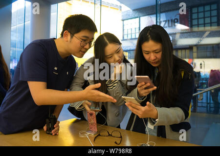 Un cliente cinese tenta di eseguire un iPhone X smartphone all'Apple Store di Sanlitun area dello shopping a Pechino, in Cina, il 3 novembre 2017. La società Foto Stock