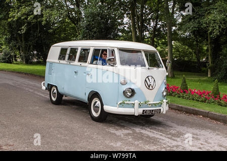 1964 Vintage Volkswagen, trasportatore, camper furgoni, kombi, combi, camper furgoni, camper, microbus, bus, camper, Vecchio, storico, traversata M6, Regno Unito Foto Stock