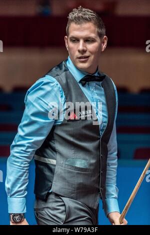 Barry Hawkins di Inghilterra reagisce come egli ritiene che un colpo di Daniel sacche del Galles per il loro match di primo turno durante il 2017 Shanghai Masters snooker per Foto Stock