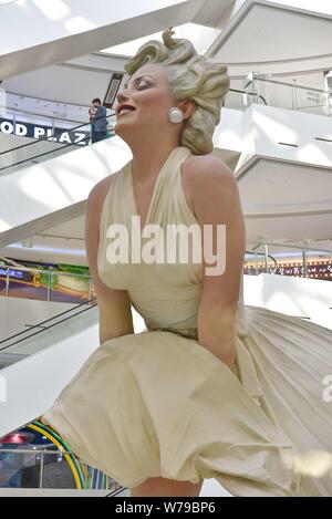 Un otto-metro-tall scultura della actrice americano e il modello Marilyn Monroe, congelati con il suo vestito che soffia su è in esposizione presso un centro commerciale per lo shopping di Dali Foto Stock