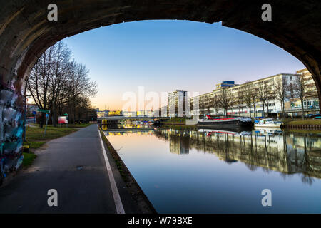 Germania, Riverside della Saar in saarbruecken city da sotto un ponte Foto Stock