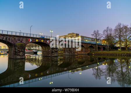 Germania, Ponte Vecchio di Saarbruecken City riflettendo in acqua silenziosa Foto Stock