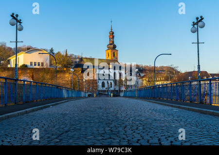 Germania, Saarbruecken vecchio ponte che conduce alla chiesa schlosskirche Foto Stock