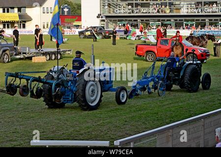 Gli artisti interpreti o esecutori e vintage machinery in un display e performance di danza per celebrare i 100 anni del Royal Welsh Show 2019, Builth Wells Foto Stock