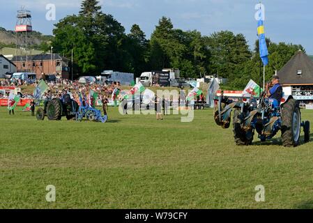 Gli artisti interpreti o esecutori e vintage machinery in un display e performance di danza per celebrare i 100 anni del Royal Welsh Show 2019, Builth Wells Foto Stock