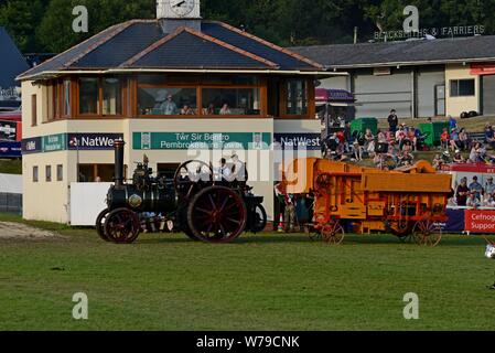 Gli artisti interpreti o esecutori e vintage machinery in un display e performance di danza per celebrare i 100 anni del Royal Welsh Show 2019, Builth Wells Foto Stock
