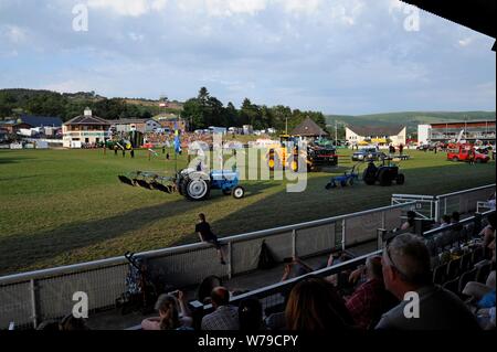 Gli artisti interpreti o esecutori e vintage machinery in un display e performance di danza per celebrare i 100 anni del Royal Welsh Show 2019, Builth Wells Foto Stock