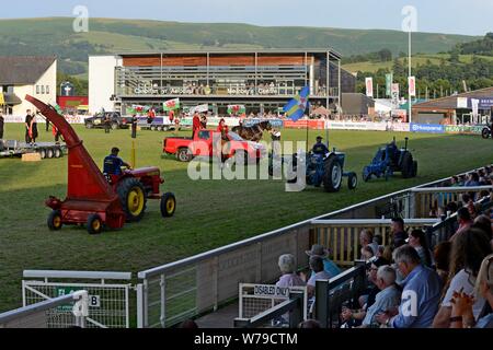 Gli artisti interpreti o esecutori e vintage machinery in un display e performance di danza per celebrare i 100 anni del Royal Welsh Show 2019, Builth Wells Foto Stock