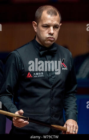 Barry Hawkins di Inghilterra reagisce come egli ritiene che un colpo di Daniel sacche del Galles per il loro match di primo turno durante il 2017 Shanghai Masters snooker per Foto Stock