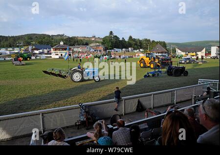 Gli artisti interpreti o esecutori e vintage machinery in un display e performance di danza per celebrare i 100 anni del Royal Welsh Show 2019, Builth Wells Foto Stock