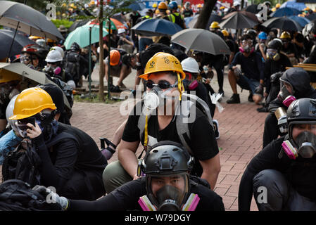 I manifestanti che indossano maschere antigas prendere parte durante la dimostrazione.L'unrests in Hong Kong continui come manifestanti spostato per arrestare la finanziaria asiatica il mozzo con un sciopero generale il lunedì dopo un nono dritto weekend di proteste contro il governo. Lo sciopero generale ha fa sì che i sistemi di trasporto pubblico che offre solo servizi limitati a causa della carenza di personale. Centinaia di voli Volare in e fuori dell'aeroporto internazionale di Hong Kong tutto era stato annullato come numeri di personale addetto al controllo del traffico aereo erano in sciopero. Foto Stock