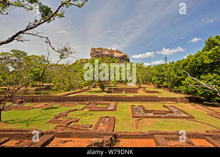 Sigiriya, Sri Lanka - Luglio 7, 2016: Roccia di Sigiriya e antichi giardini formali. Sigiriya è un sito Patrimonio Mondiale dell'UNESCO. Foto Stock