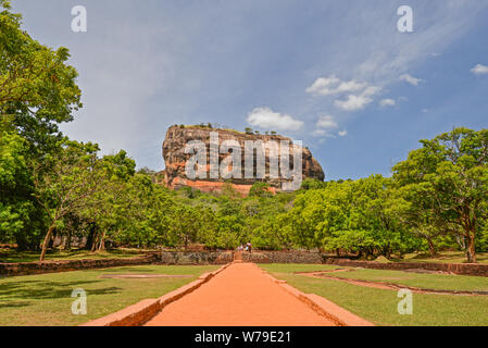 Sigiriya, Sri Lanka - Luglio 7, 2016: i visitatori a Sigiriya rock in un assolato pomeriggio di estate. Foto Stock