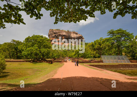 Sigiriya, Sri Lanka - Luglio 7, 2016: i visitatori a Sigiriya rock in un assolato pomeriggio di estate. Foto Stock