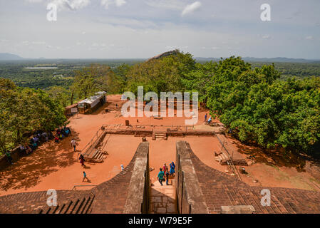 Sigiriya, Sri Lanka - Luglio 7, 2016: visitatori sulla sommità della Roccia di Sigiriya in un assolato pomeriggio di estate. Foto Stock