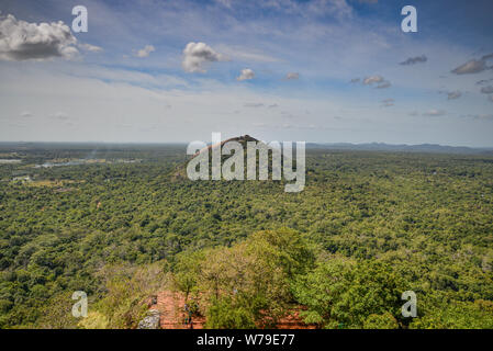 Sigiriya, Sri Lanka - Luglio 7, 2016: vista su un colle vicino da Sigiriya rock in un assolato pomeriggio di estate. Foto Stock