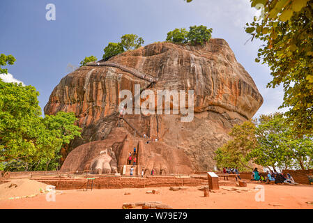 Sigiriya, Sri Lanka - Luglio 7, 2016: Visitatori arrampicata Roccia di Sigiriya in un assolato pomeriggio di estate. Foto Stock