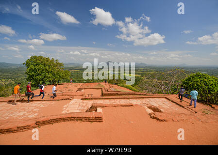 Sigiriya, Sri Lanka - Luglio 7, 2016: visitatori sulla sommità della Roccia di Sigiriya in un assolato pomeriggio di estate. Foto Stock