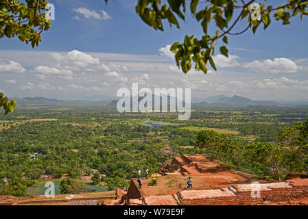 Sigiriya, Sri Lanka - Luglio 7, 2016: vista sulla campagna circostante da Sigiriya rock in un assolato pomeriggio di estate. Foto Stock