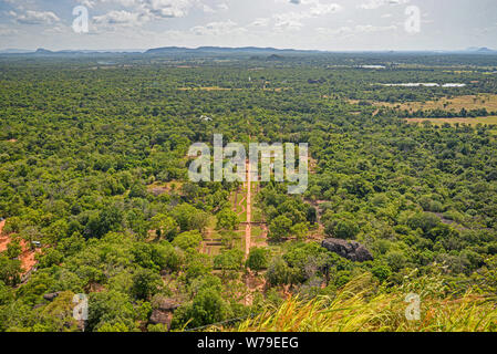 Sigiriya, Sri Lanka - Luglio 7, 2016: vista sulla campagna circostante da Sigiriya rock in un assolato pomeriggio di estate. Foto Stock