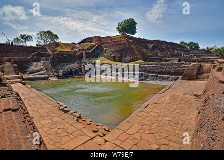 Sigiriya, Sri Lanka - Luglio 7, 2016: serbatoio sulla parte superiore della Roccia di Sigiriya in un assolato pomeriggio di estate. Foto Stock