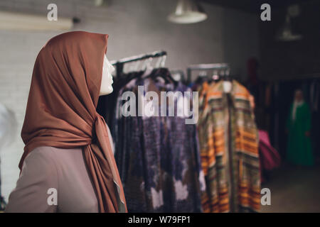 Musulmani tradizionali donne abiti sul display in un negozio di vendita al dettaglio per il Medio Oriente la moda. Foto Stock