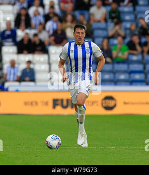 Huddersfield, Regno Unito. 5 agosto 2019. 5 agosto 2019, John Smith's Stadium, Huddersfield, nello Yorkshire, Inghilterra; EFL Campionato di calcio. L Huddersfield Town contro il Derby County; Tommy Elphick di Huddersfield Town corre con la palla - rigorosamente solo uso editoriale. Nessun uso non autorizzato di audio, video, dati, calendari, club/campionato loghi o 'live' servizi. Online in corrispondenza uso limitato a 120 immagini, nessun video emulazione. Nessun uso in scommesse, giochi o un singolo giocatore/club/league pubblicazioni Credit: Azione Plus immagini di sport/Alamy Live News Foto Stock