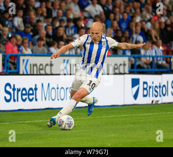 Huddersfield, Regno Unito. 5 agosto 2019. 5 agosto 2019, John Smith's Stadium, Huddersfield, nello Yorkshire, Inghilterra; EFL Campionato di calcio. L Huddersfield Town contro il Derby County; Aaron Mooy di Huddersfield Town attraversa la sfera - rigorosamente solo uso editoriale. Nessun uso non autorizzato di audio, video, dati, calendari, club/campionato loghi o 'live' servizi. Online in corrispondenza uso limitato a 120 immagini, nessun video emulazione. Nessun uso in scommesse, giochi o un singolo giocatore/club/league pubblicazioni Credit: Azione Plus immagini di sport/Alamy Live News Foto Stock