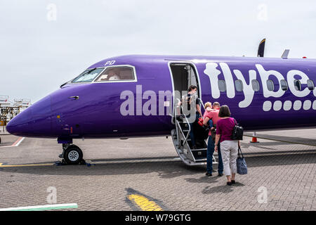 I passeggeri di salire a bordo di un Flybe Bombardier Dash 8 a turboelica presso l'aeroporto di Southampton, Hampshire, Regno Unito Foto Stock