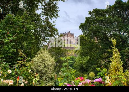 Il Castello di Edimburgo, visto da Princes Street, Edimburgo, Scozia Foto Stock