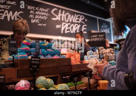 Bombe da bagno e sapone profumato, lussureggianti Store, Princes Street, Edinburgh, Regno Unito Foto Stock