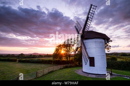 Tramonto a Ashton Windmill nel Somerset, Regno Unito Foto Stock