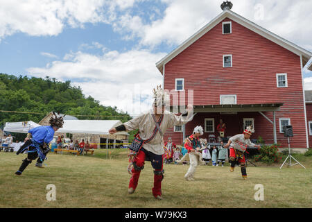 Balli tradizionali a Kanatsiohareke annuale Mohawk festival indiano, Fonda, New York, la contea de Montgomery Foto Stock