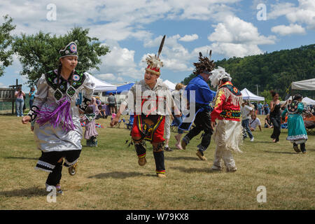 Balli tradizionali a Kanatsiohareke annuale Mohawk festival indiano, Fonda, New York, la contea de Montgomery Foto Stock