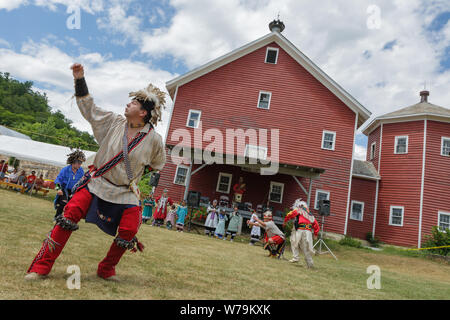 Balli tradizionali a Kanatsiohareke annuale Mohawk festival indiano, Fonda, New York, la contea de Montgomery Foto Stock