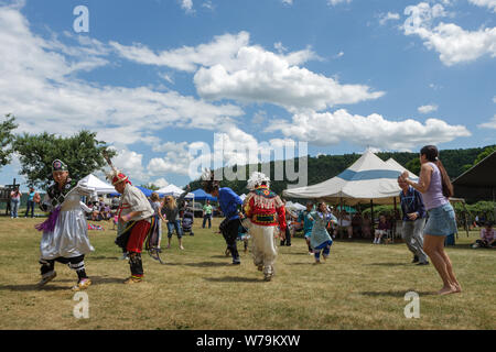 Balli tradizionali a Kanatsiohareke annuale Mohawk festival indiano, Fonda, New York, la contea de Montgomery Foto Stock